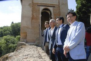 El consejero de Cultura ha visitado el Oratorio del Partal de la Alhambra, que ha recuperado su imagen original tras una inversión de más de 800.000 euros.