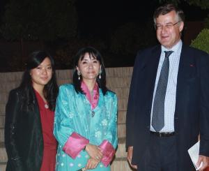 Paulsen -en la imagen junto a la reina de Bután- invita a conocer el Festival a destacados personajes. 