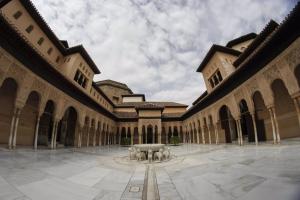 Patio de los Leones de la Alhambra. 