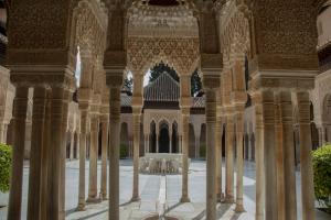 Imagen del Patio de los Leones de la Alhambra durante el confinamiento.