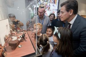 El alcalde de Granada, en la nueva exposición del Parque de las Ciencias.