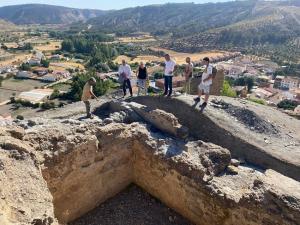 Imagen de la visita del diputado de Obras Públicas, José María Villegas, y alcaldesa de La Peza, Celia Santiago, al Castillo Medieval del municipio.