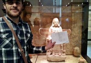 El autor, en el Museo Arqueológico Nacional, reclamando el regreso de la Dama de Baza.