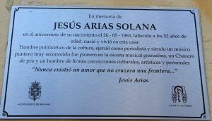 Placa de homenaje a Jesús Arias.