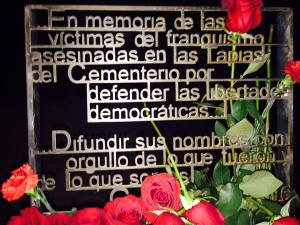 Primera placa de homenaje a los fusilados en la tapia del cementerio de Granada.