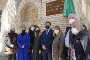 Foto de familia tras la inaguración del placa.