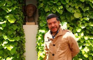 Javier Alvarado en el patio de la Casa Natal de Lorca, en Fuente Vaqueros.