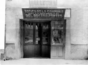 Fachada de la farmacia cuando su contenido  fue comprado por Sir Henry Wellcome para su colección de Londres, en el año 1928.