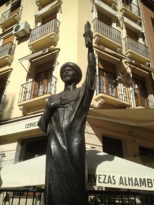 Estatua dedicada a Yehudá Ibn Tibón en la calle Pavaneras.