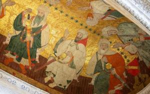Pintura en la Sala de los Reyes donde están representados varios monarcas. Se supone que el rey Bermejo (Mohamed VI) es el de barba roja. Él se habría utilizado el tesoro real nazarita para ganar el apoyo de Pedro I el Cruel.