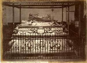 Una de las postales más antiguas de los mausoleos reales, hacia 1871. Todavía se conservaba el dosel de madera, la verja puntiaguda y un único acceso a la cripta. 