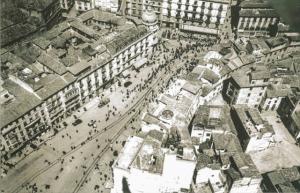 En esta foto de 1936 se ve todavía intacta la trama urbana del barrio de la Mancebía de finales del siglo XVI  (actualmente zona de calle Ganivet, Correos y teatro Isabel la Católica).