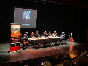 Músicos de varias generaciones acompañan a Juan Jesús García, mientras se reproduce un vídeo de Miguel Ríos.