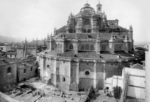 Girola a principios del siglo XX, desprovista de pegadizos y antes de que comenzara la construcción de la Gran Vía, a finales del XIX. 