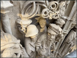 El espía situado en el cuadro de la derecha (centro de la imagen), embozado hasta la nariz, tras la figura de un rey mago y sus pajes. Imposible verlo desde el suelo ni de frente al conjunto.