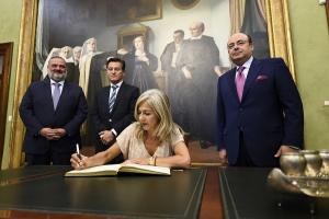 La consejera de Cultura y Patrimonio firma en el libro de honor del Ayuntamiento de Granada.