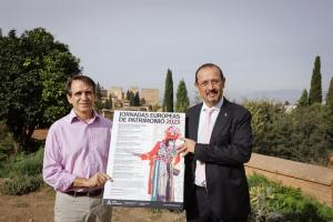 Juan Salvador y Fernando Egea muestran el cartel de las jornadas. 
