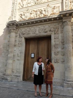 Elvira Ramón y Olga Manzano, a las puertas del Arqueológico.