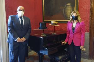 Miguel de la Rosa y Eva Martín con dos de los sombreros restaurados.