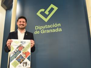 El diputado provincial Roberto González, con el cartel de los premios Granarte.