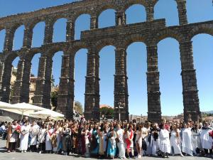 Jóvenes con ropajes griegos y romanos, junto al Acueducto de Segovia, en una edición anterior del acto. 