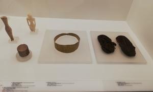 Las sandalias de esparto y la corona de oro encontradas en la Cueva de los Murciélagos de Albuñol, en su vitrina del museo.