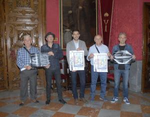 Antonio y Jose Ángel Arias, junto a Eduardo Castillo y los representantes de la AVV La Chana.