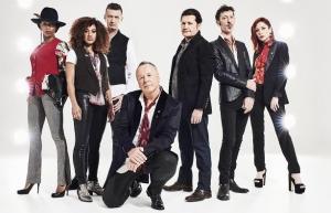 Simple Minds, con su lïder Jim Kerr agachado.