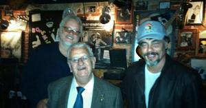 El pianista del Bohemia Jazz Café, Ignacio Olmedo, con Benicio del Toro y Tim Robbins.