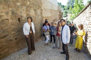 La delegada del Gobierno andaluz y el director de la Alhambra durante la visita.