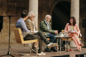 Fernando Trueba y Héctor Abad Faciolince, en el escenario del Palacio de Carlos V.