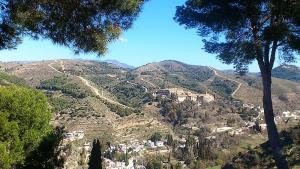 Vista del entorno del Valle del Darro en Granada, con la Abadía del Sacromonte.