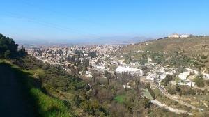 Vista del Valle del Darro con Granada de fondo.