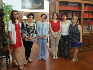 La rectora, el pasado año, con representantes de La Volaera y familiares de Milagro Almenara.