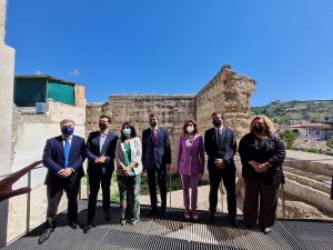 La ministra María Jesús Montero, acompañada por el resto de autoridades, en su visita a la Muralla Zirí.