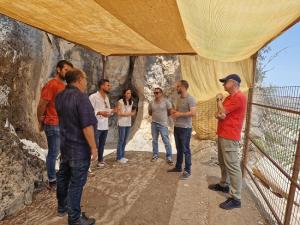 El alcalde y la concejala de Cultura con representantes del IAJ en su visita a la cueva.