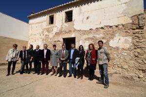 Representantes de Diputación y Valderrubio, junto al inmueble que inspiró a Lorca.