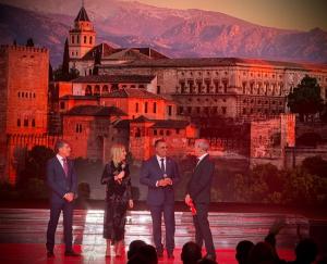 La alcaldesa de Granada y el presidente de la Diputación con Carlos de Andrés y Pedro Delgado, presentadores de la gala de la Vuelta en Mónaco.