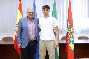 El piloto Cristóbal Pérez con el alcalde de Huétor Tájar.