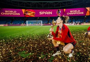 Esther González besa el trofeo de la Copa del Mundo tras el partido de la final. 