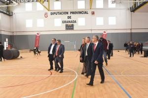 El presidente y resto de autoridades, durante la visita al remodelado pabellón de la Ciudad Deportiva. 