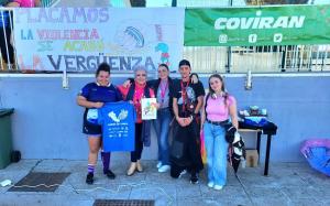 María Martín, presidenta de La Volaera, con jugadoras y participantes en el torneo.