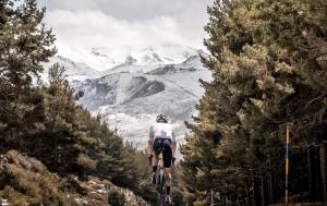 Uno de los participantes, frente a las cumbres nevadas. 