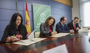 Crespo, en la firma del convenio con la alcaldesa de Montefrío y el alcalde de Padul.