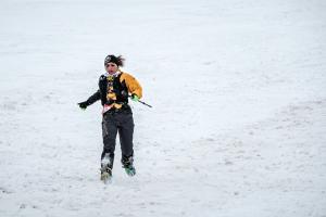Una de las participantes corre por la nieve.