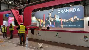 Puesta a punto del expositor de Granada en Fitur. 