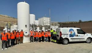 Responsables del proyecto en la planta de Alhendín, junto a un vehículo que ha usado el biometano generado allí. 