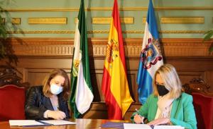 La consejera Carmen Crespo con la alcaldesa de Motril, Luisa García, en la firma del acuerdo.