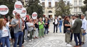 Un momento de la concentración frente al Ayuntamiento. 