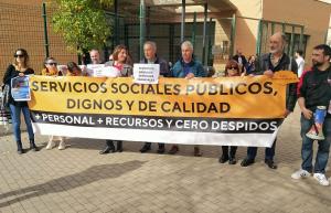Protesta en la puerta del Centro Municipal de Servicios Sociales Ronda.
